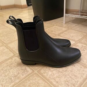 Selling because haven’t worn in a while

Black dress casual boots